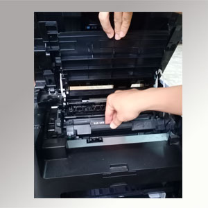 lắp hộp mực mới vào máy in